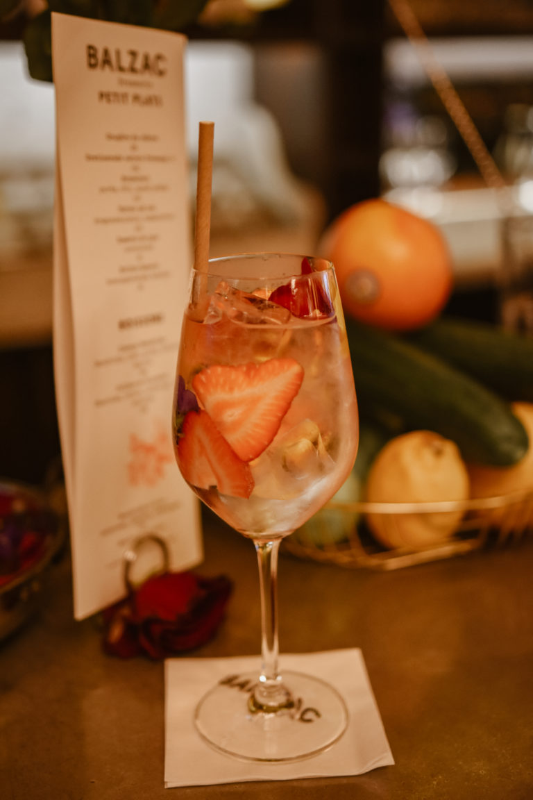 Cocktail från balzac med jordgubbar i