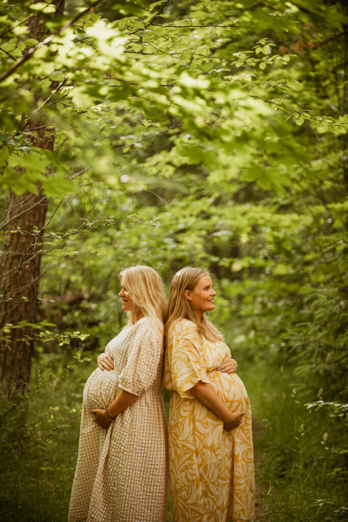 Två gravida kvinnor poserar i en bild tagen av Jülide Yoldas fotograf från Norrköping