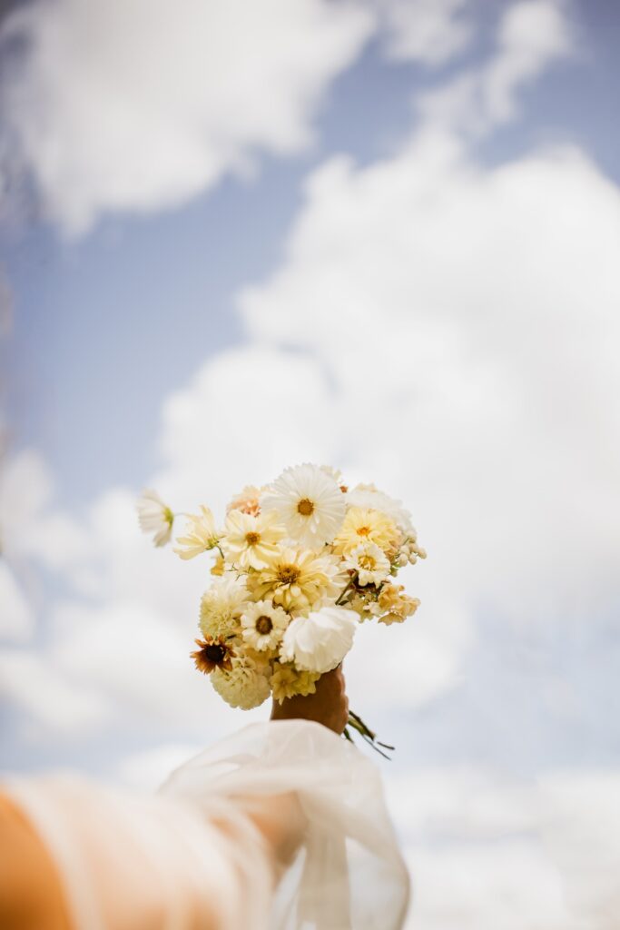 Brudbukett höjd upp mot skyn