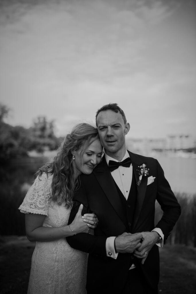 Brudpar som poserar i svartvitt